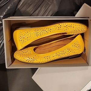 Vionic Robyn perforated flats
